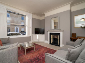 Pass The Keys Grand 3 bed Georgian town house in central Bath